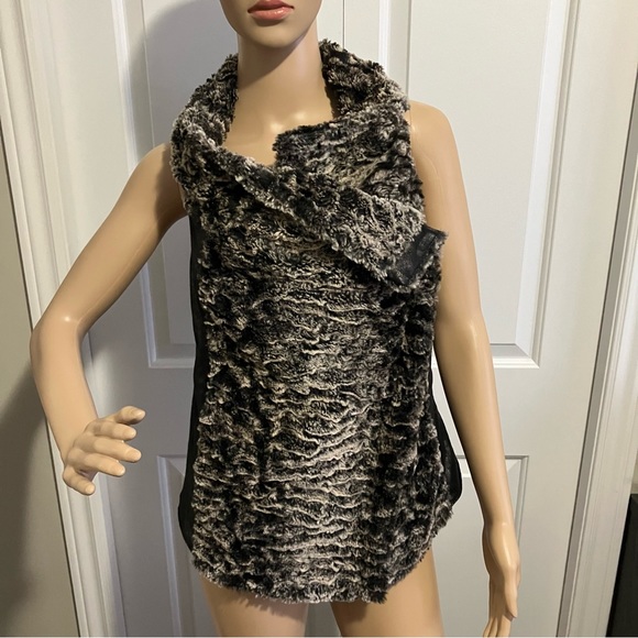 Dolce Cabo | Faux fur sleeveless vest - Picture 5 of 9